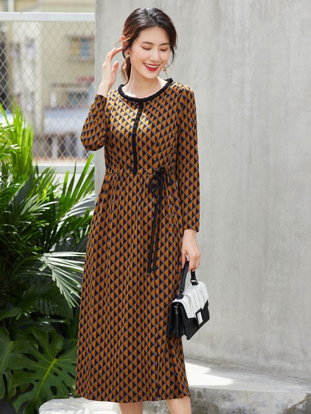 梦莎奴2023春夏季咖啡色连衣裙
