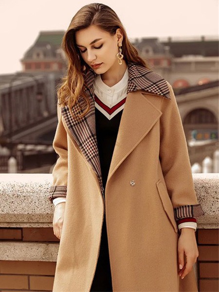 菲妮迪女装2022秋冬季卡其色大衣