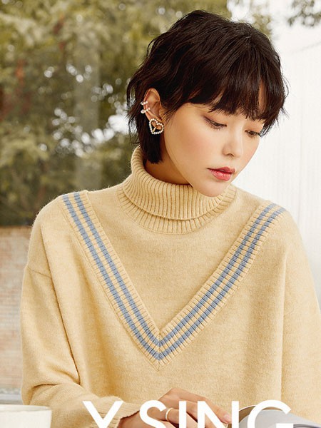 衣香丽影2022秋冬季米色毛衣