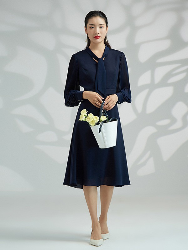 粉蓝2023春夏季黑色连衣裙