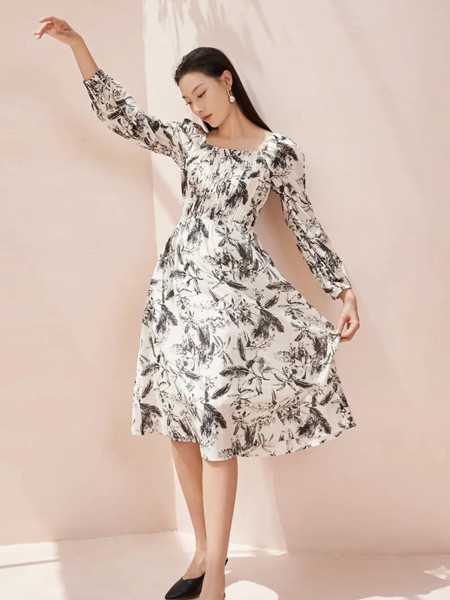 朗文斯汀女装2022秋冬季白色连体衣