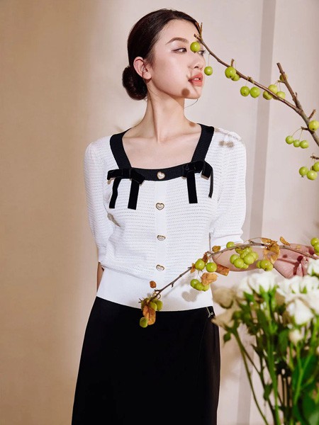 朗文斯汀女装2022秋冬季白色针织衫