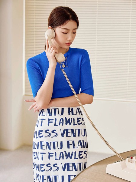 朗文斯汀女装2022秋冬季蓝色针织衫