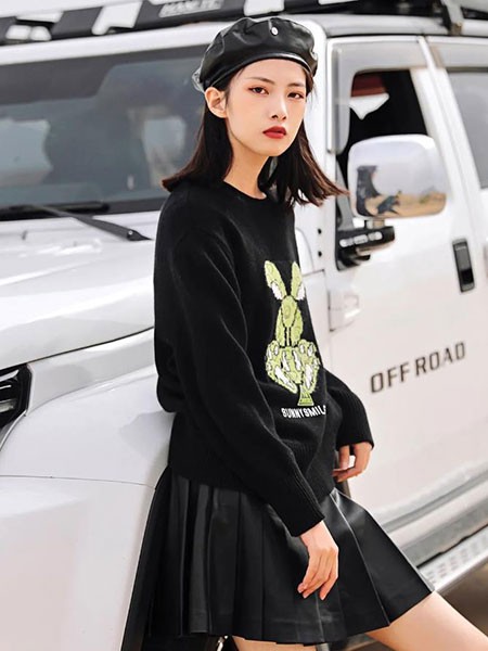 朗文斯汀女装2022秋冬季黑色T恤