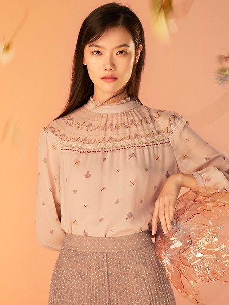 维格娜丝女装2023春夏季裸色针织衫