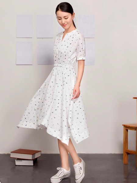 尚默女装2023春夏季白色连衣裙