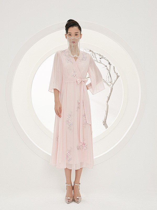 纷丽女装2023春夏季粉色连衣裙