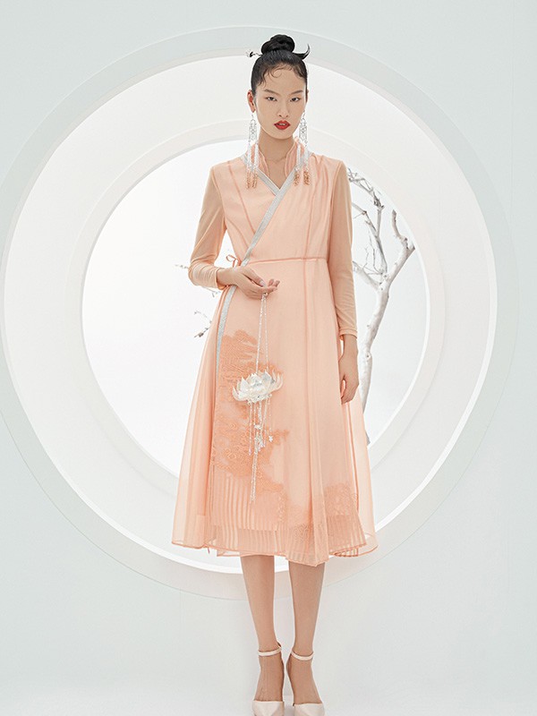 纷丽女装2023春夏季粉色连衣裙