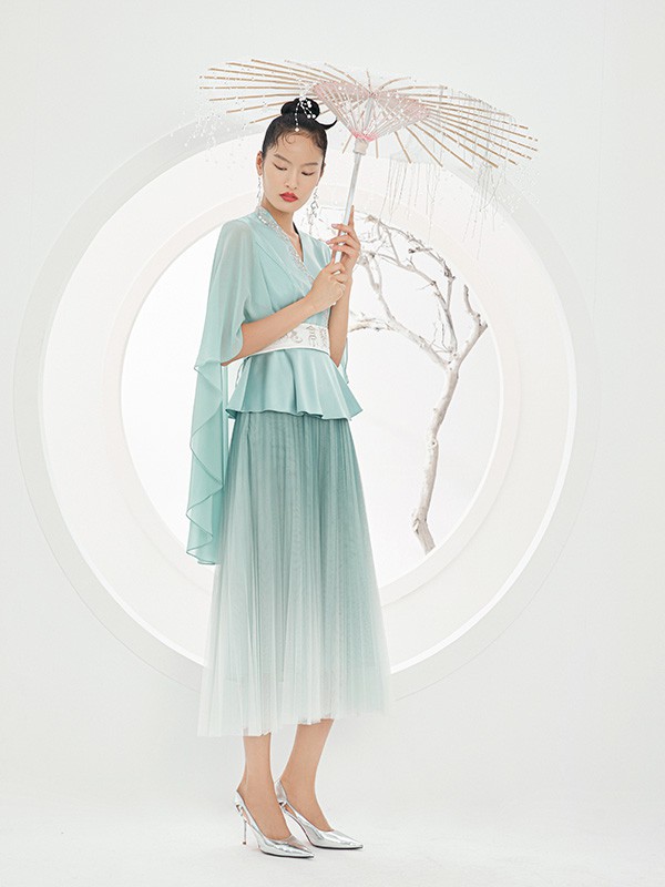 纷丽女装2023春夏季绿色连衣裙