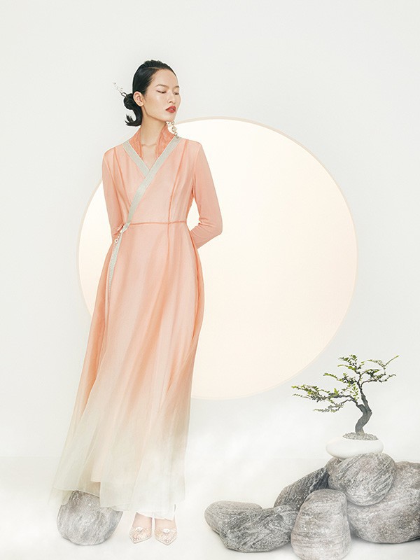 纷丽女装2023春夏季裸色连衣裙