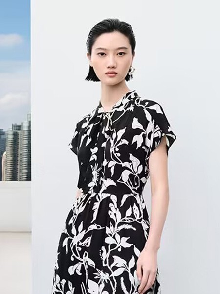 卡迪黛尔2023春夏季黑色连衣裙