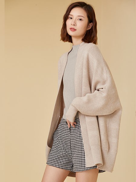 诸氏方圆2022秋冬季白色针织衫