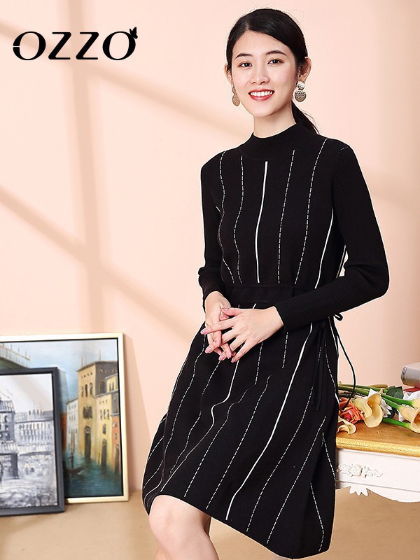 欧尼迩女装2022秋冬季黑色连衣裙