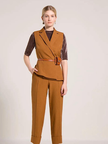 艾托奥女装2022秋冬季咖啡色针织衫