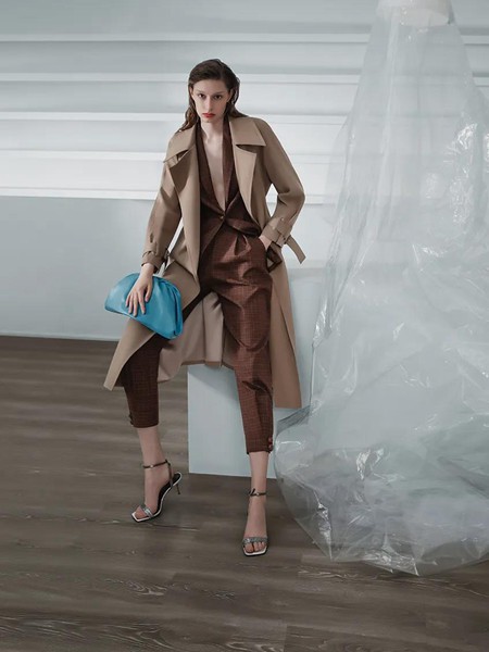 艾托奥女装2022秋冬季驼色大衣