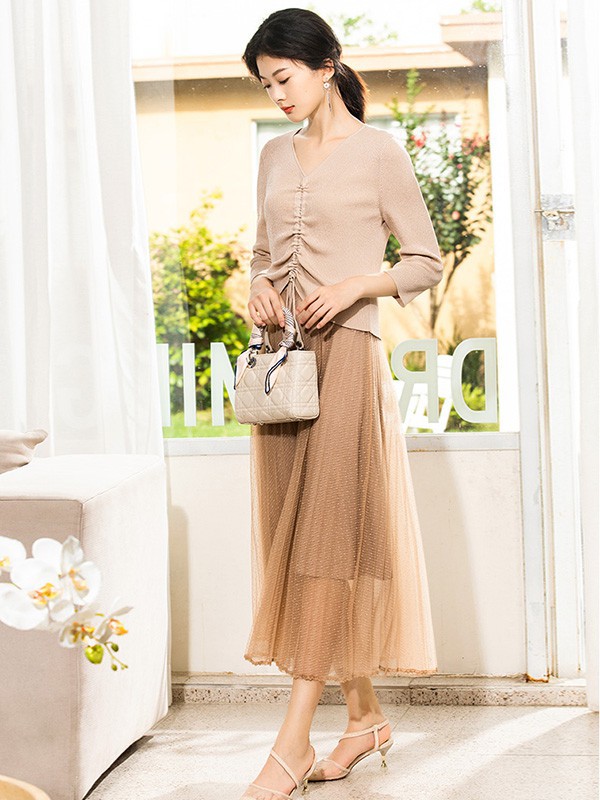 优美世界女装2023春夏季卡其色半身裙