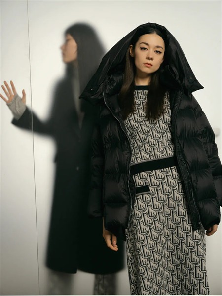 村上春女装2022秋冬季灰色连衣裙