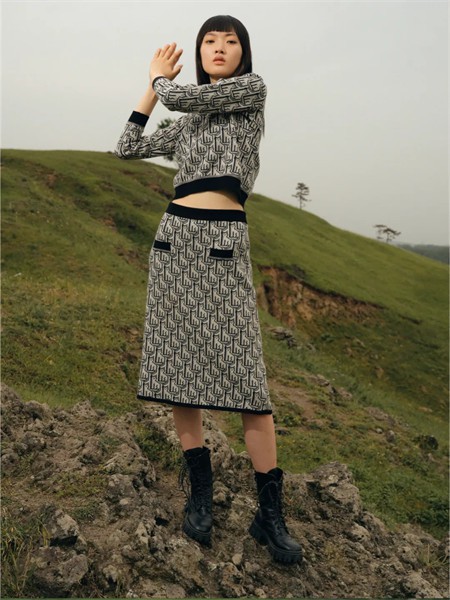 村上春女装2022秋冬季灰色半身裙