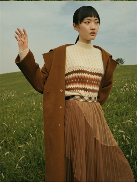 村上春女装2022秋冬季咖啡色大衣