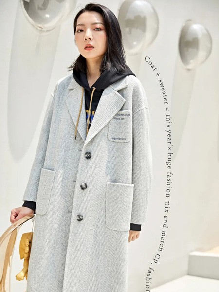 村上春女装2022秋冬季白色大衣