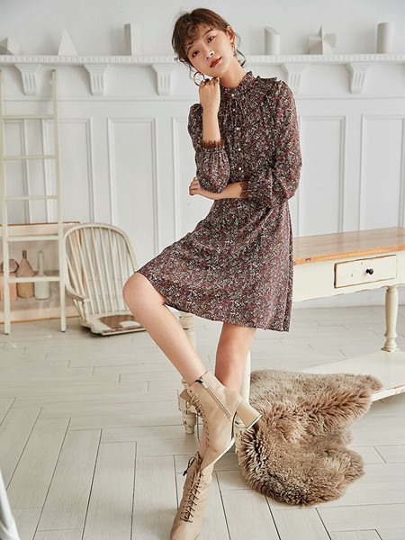 季候风女装2022秋冬季咖啡色连衣裙