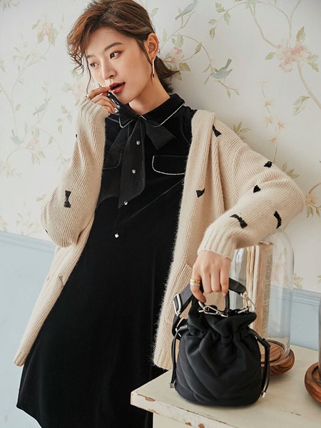 季候风女装2022秋冬季黑色连衣裙