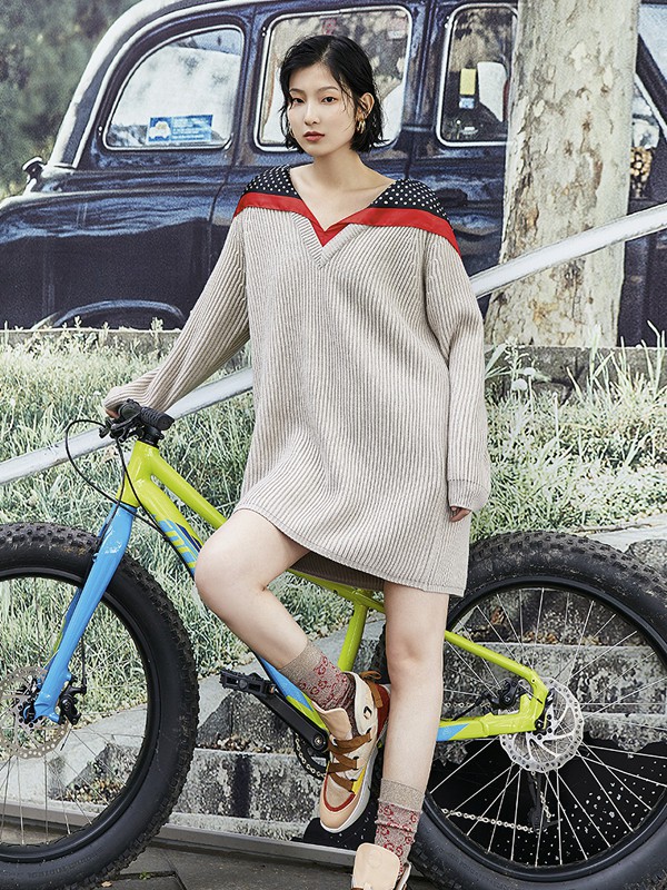 XY遐逸女装2023春夏季灰色连衣裙