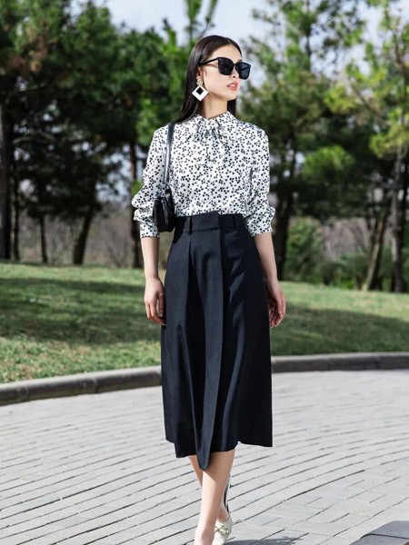 宝薇2023春夏季肤色长裙