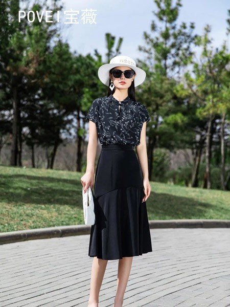 宝薇女装2023春夏季黑色百褶裙