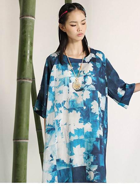 指间沙女装2023春夏季藏蓝色连衣裙