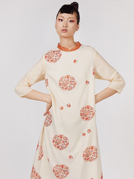 指间沙女装2023春夏季米色连衣裙