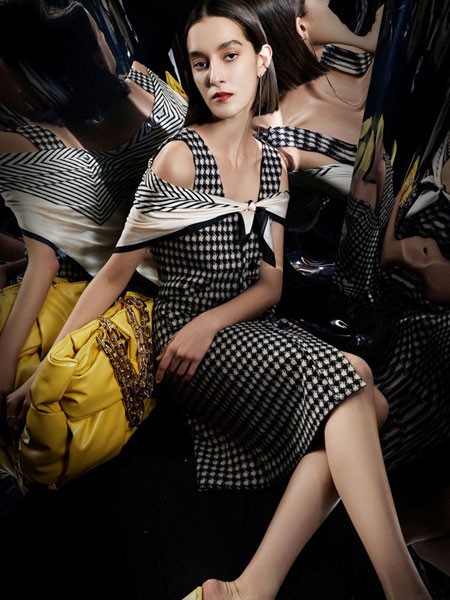 芮玛女装2022秋冬季黑色连衣裙