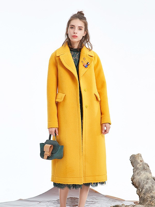 卡布依女装2022秋冬季黄色大衣