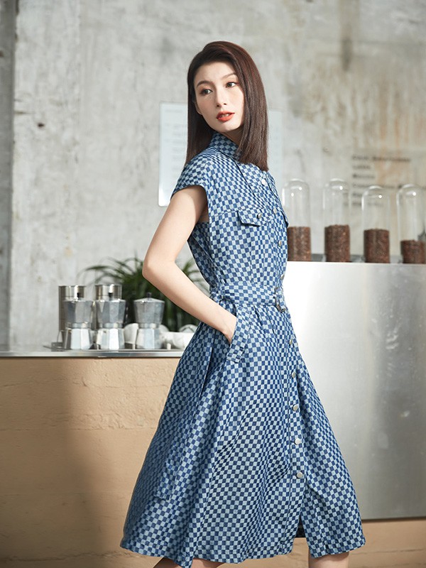 卡蔓.郑女装2023春夏季蓝色冲锋衣