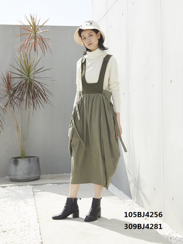 嘉彩2022秋冬季绿色背带裙