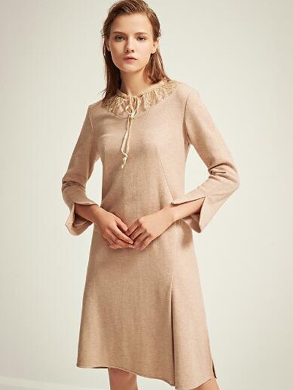 慕托丽女装2022秋冬季卡其色连衣裙