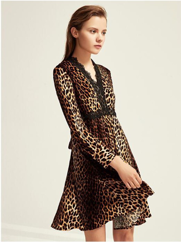 慕托丽女装2022秋冬季咖啡色连衣裙