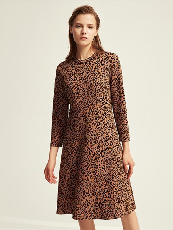 慕托丽女装2022秋冬季咖啡色连衣裙