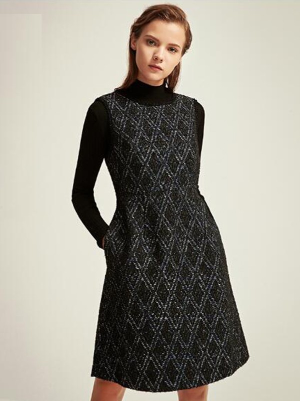 慕托丽女装2022秋冬季黑色连衣裙