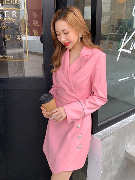 欧魅赛尔女装2023春夏季粉色连衣裙