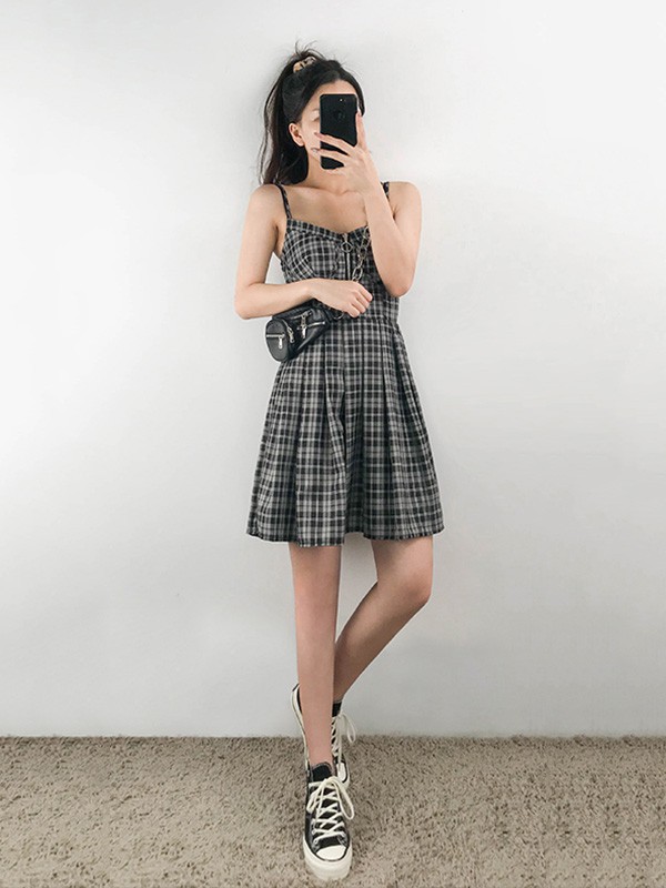 噢吔女装2023春夏季黑色吊带裙