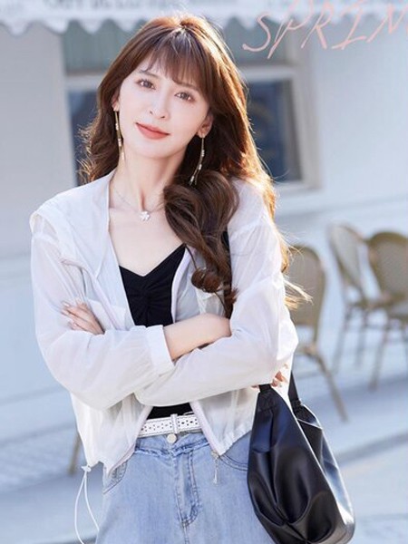 莉雅莉萨2023春夏季白色衬衫