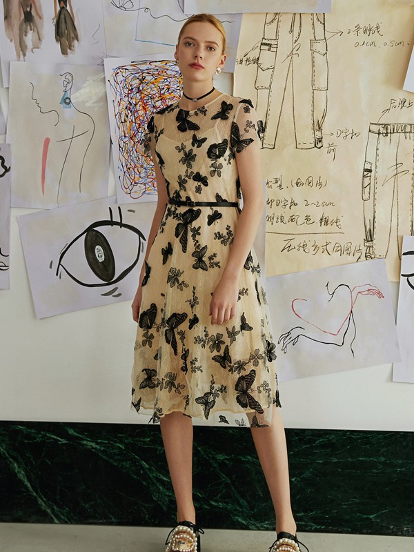 西蔻女装2023春夏季驼色连衣裙