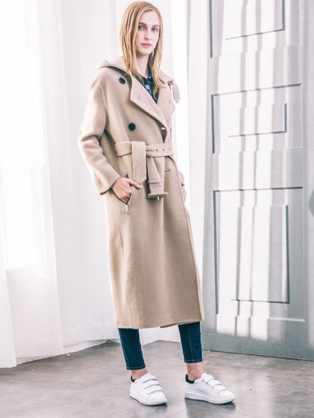 珂妮卡－COOZIC女装2023春夏季米色大衣