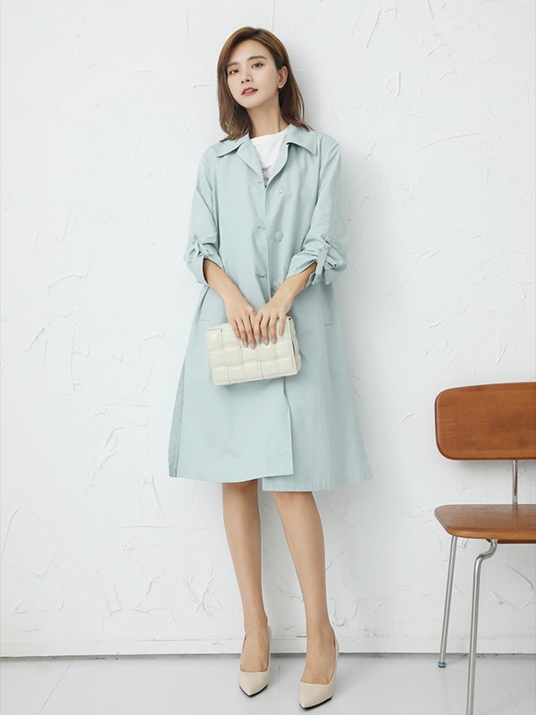 帛逸女装2023春夏季蓝色风衣