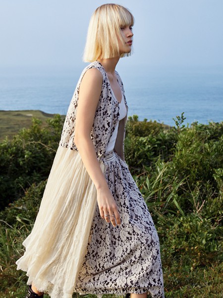 主提2023春夏季白色连衣裙