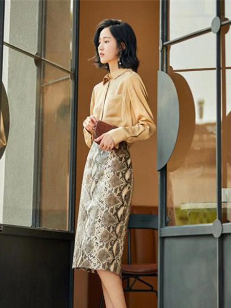 乔娜安达女装2023春夏季咖啡色包臀裙