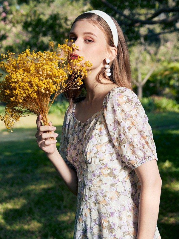 十八淑女坊女装2023春夏季白色连衣裙