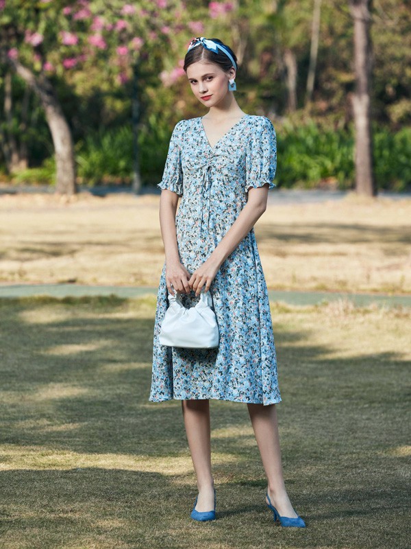 十八淑女坊女装2023春夏季蓝色连衣裙