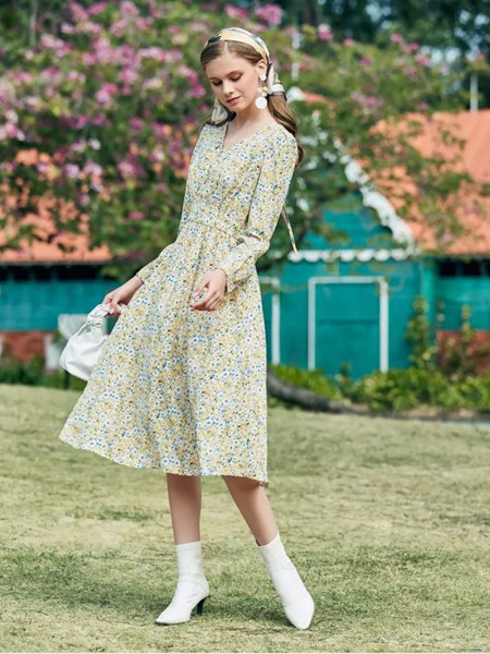 十八淑女坊女装2023春夏季绿色连衣裙